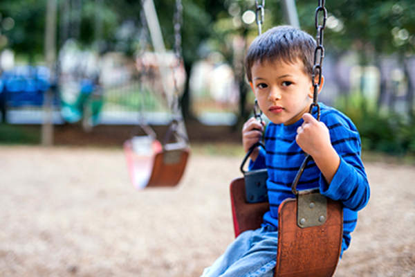 秋千上孤独的孩子。