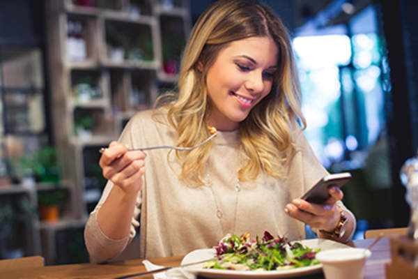 女人在吃沙拉。