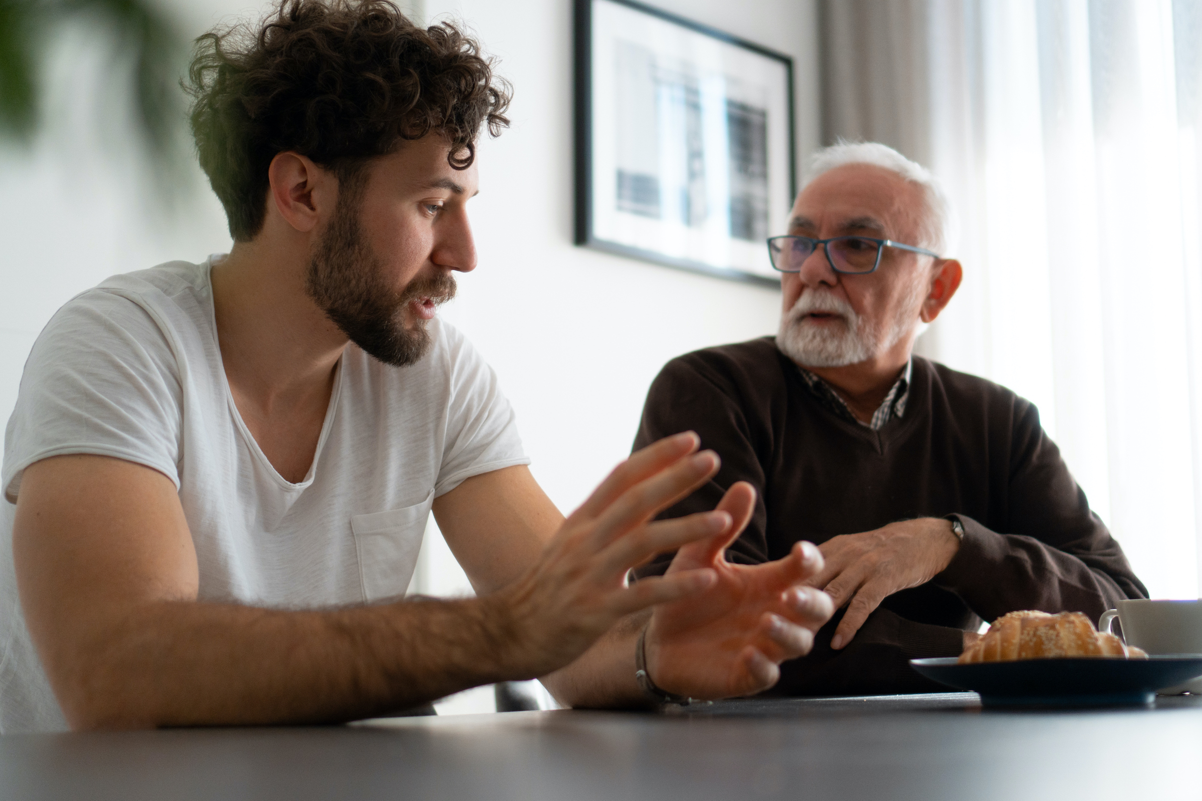 与家人严肃交谈