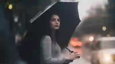 女人站在风暴期间的伞