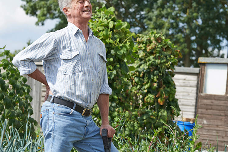 特写镜头:一个男人痛苦地背着。