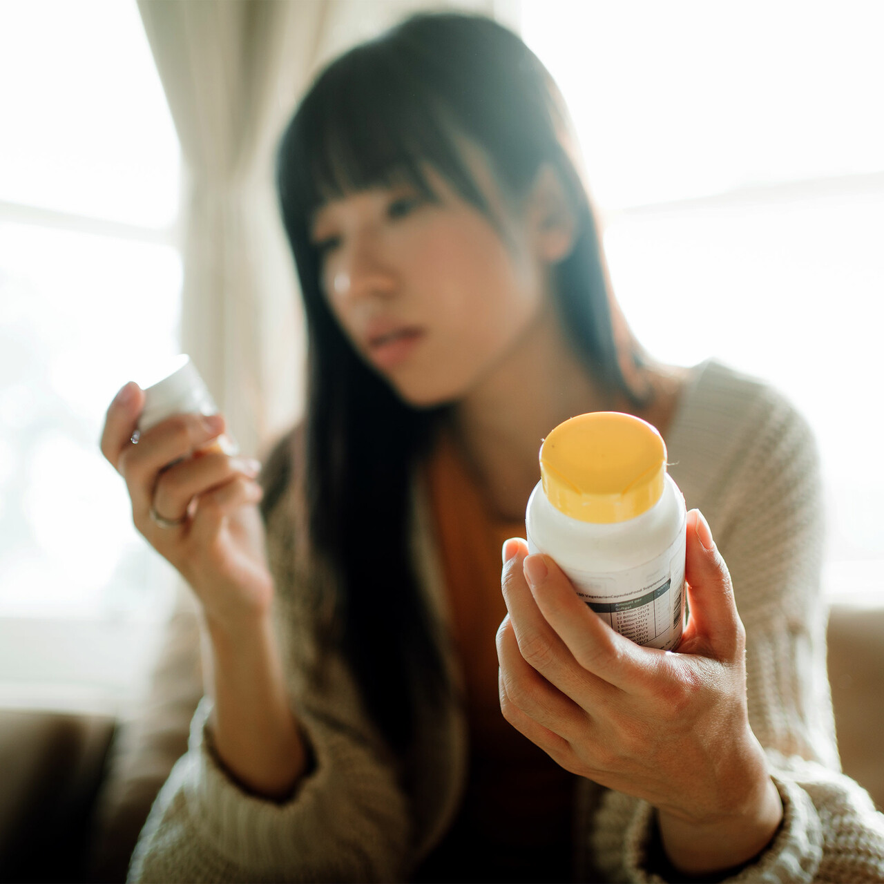 一位妇女在检查药瓶