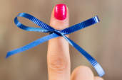 蓝丝带绑在女人的手指结肠癌意识。