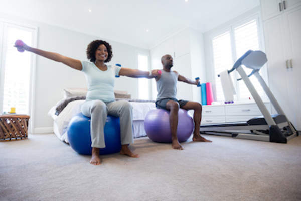 夫妇在家中锻炼。