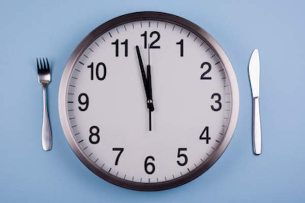 挂钟在桌子上,像一个盘子,有刀叉