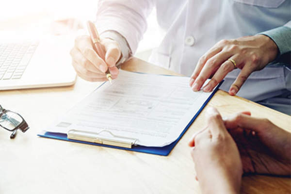 填写医院文件。