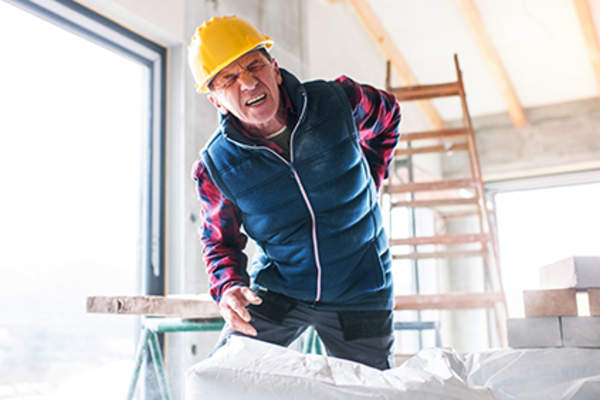 背部受伤的建筑工人。