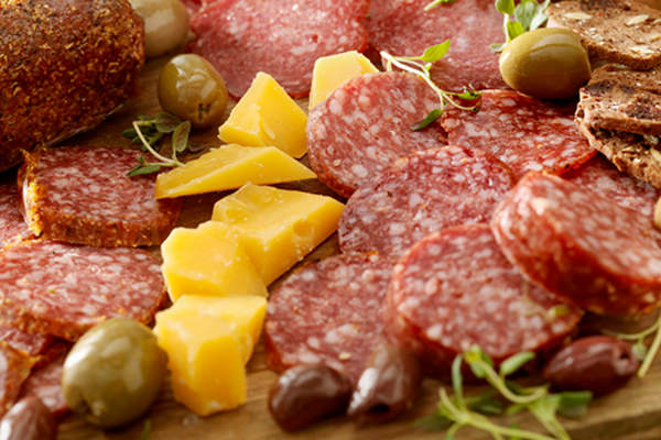 香肠和奶酪的图像