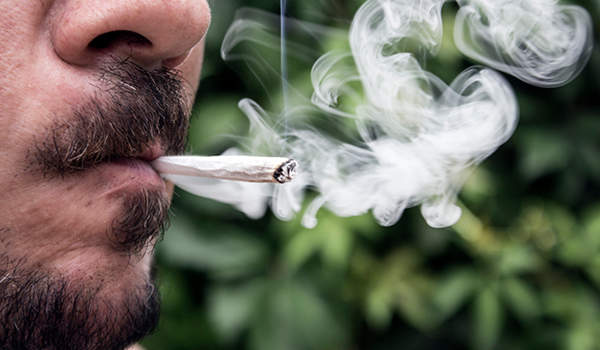 一个人吸食大麻。