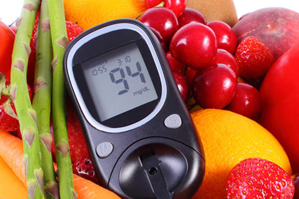 血糖仪与水果图像