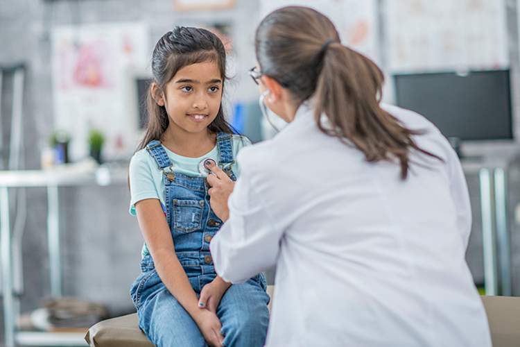 检查孩子心跳的儿科医生。