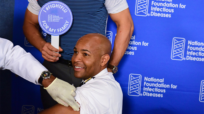 杰罗姆·亚当斯医生NFID新闻发布会接种照片。