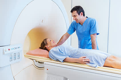 女性正在接受核磁共振成像检查。