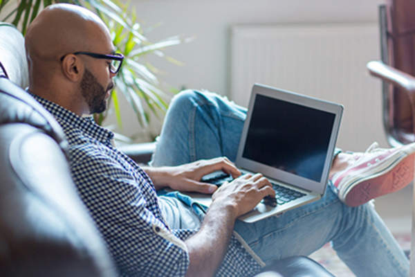 男子网上找资料。