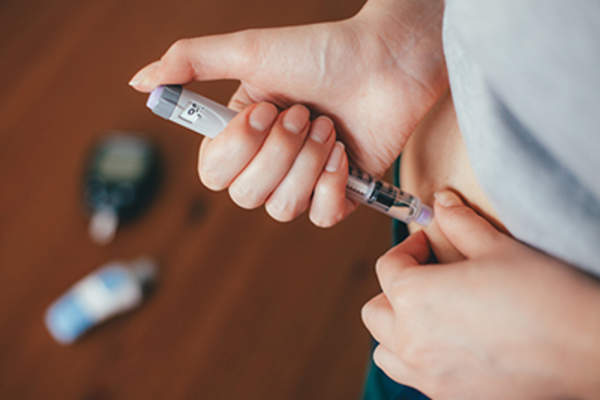 为糖尿病做注射的女人。