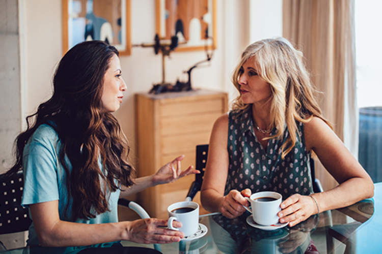 朋友聊天喝咖啡。