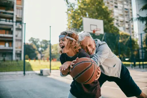 老人和孙子在打篮球