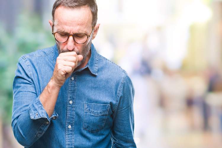 中年男子咳嗽塞到他手里。