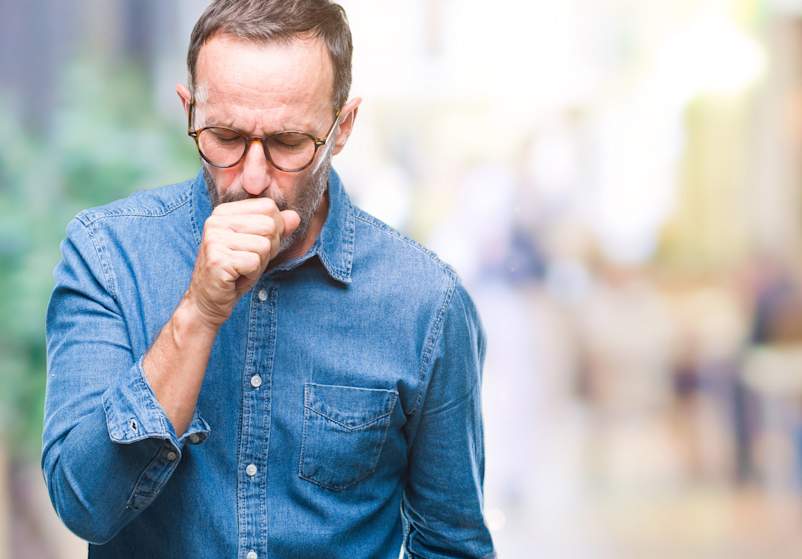 中年男子咳嗽塞到他手里。