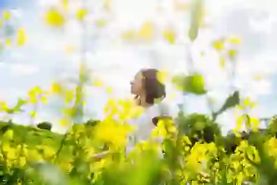 一个女人站在一片黄色的花
