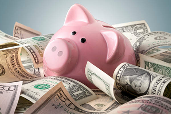 在钱上面储蓄罐。