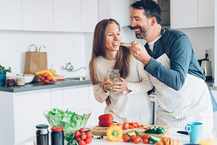 夫妇一起做饭。