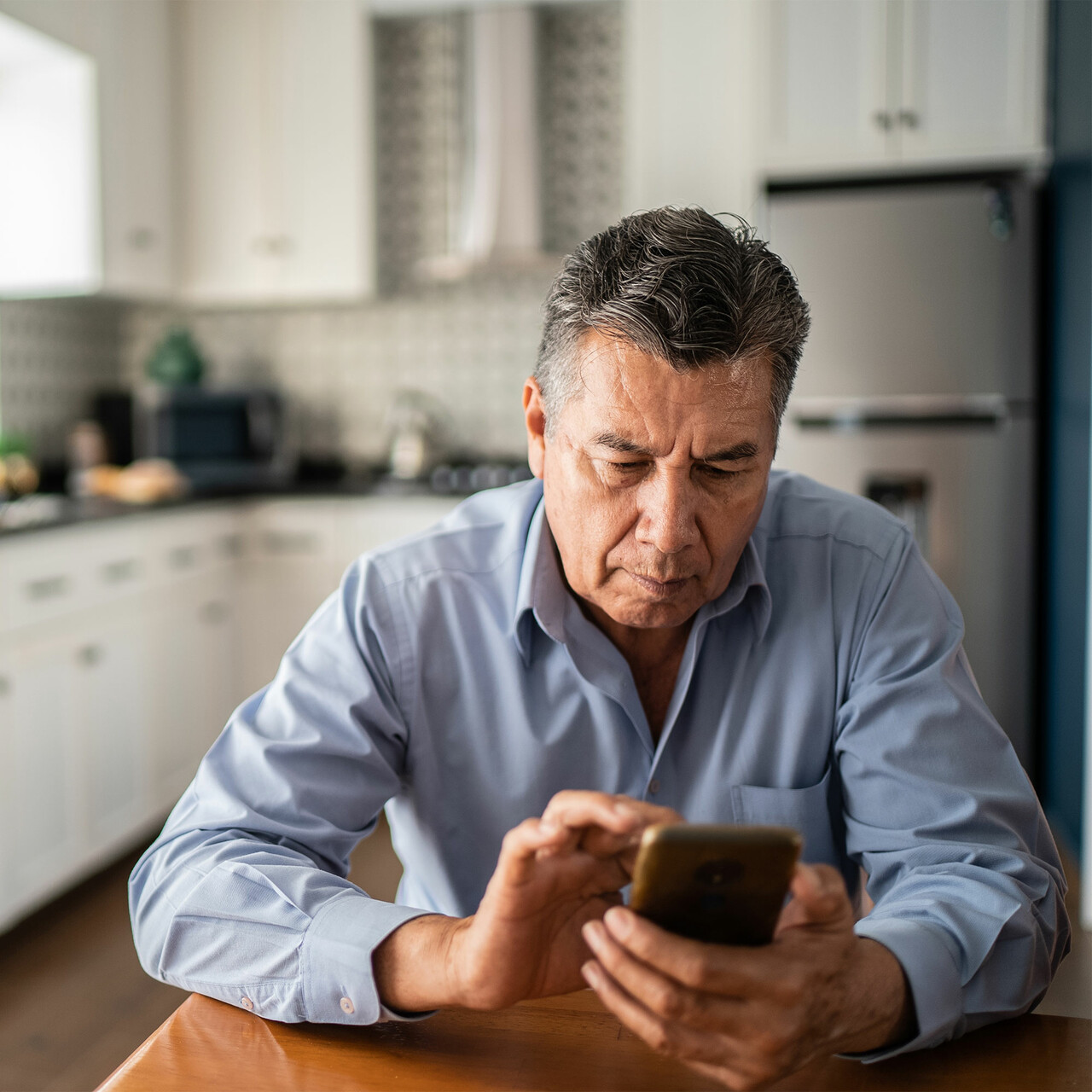 一个人看着他的电话