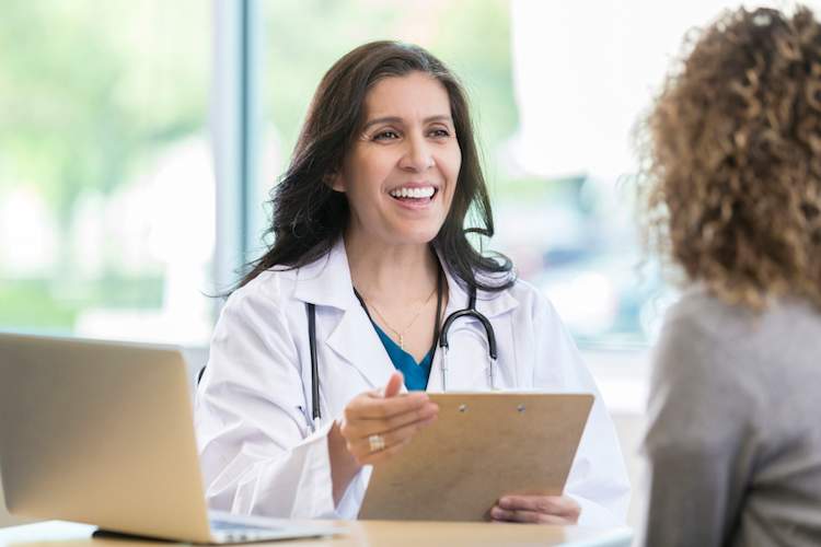 医生和女病人谈话。