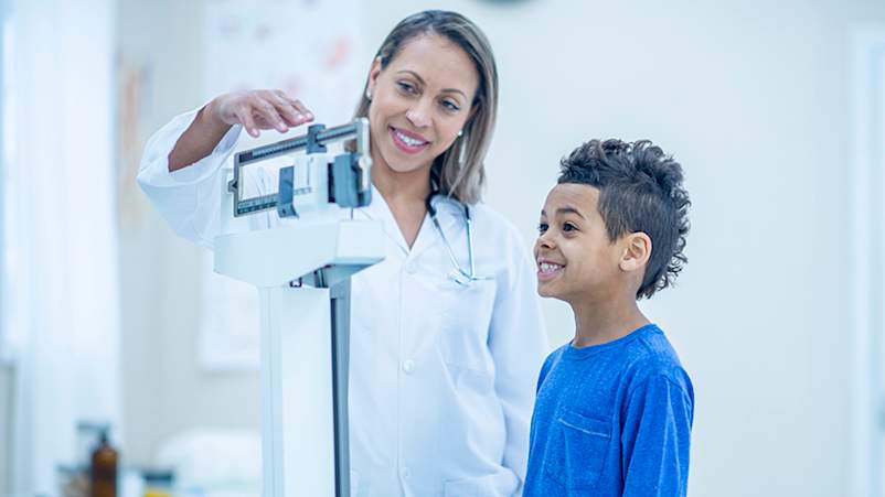 儿科医生称病人体重。