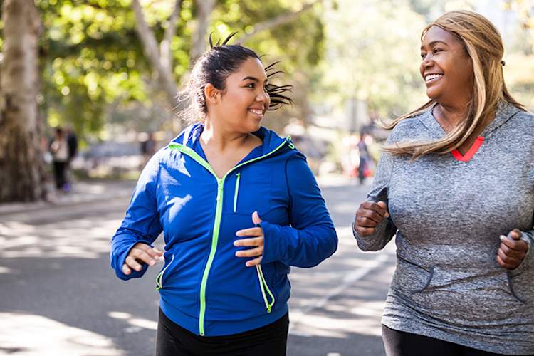 妇女在公园慢跑起来。