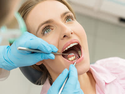 女人得到一个牙科检查。