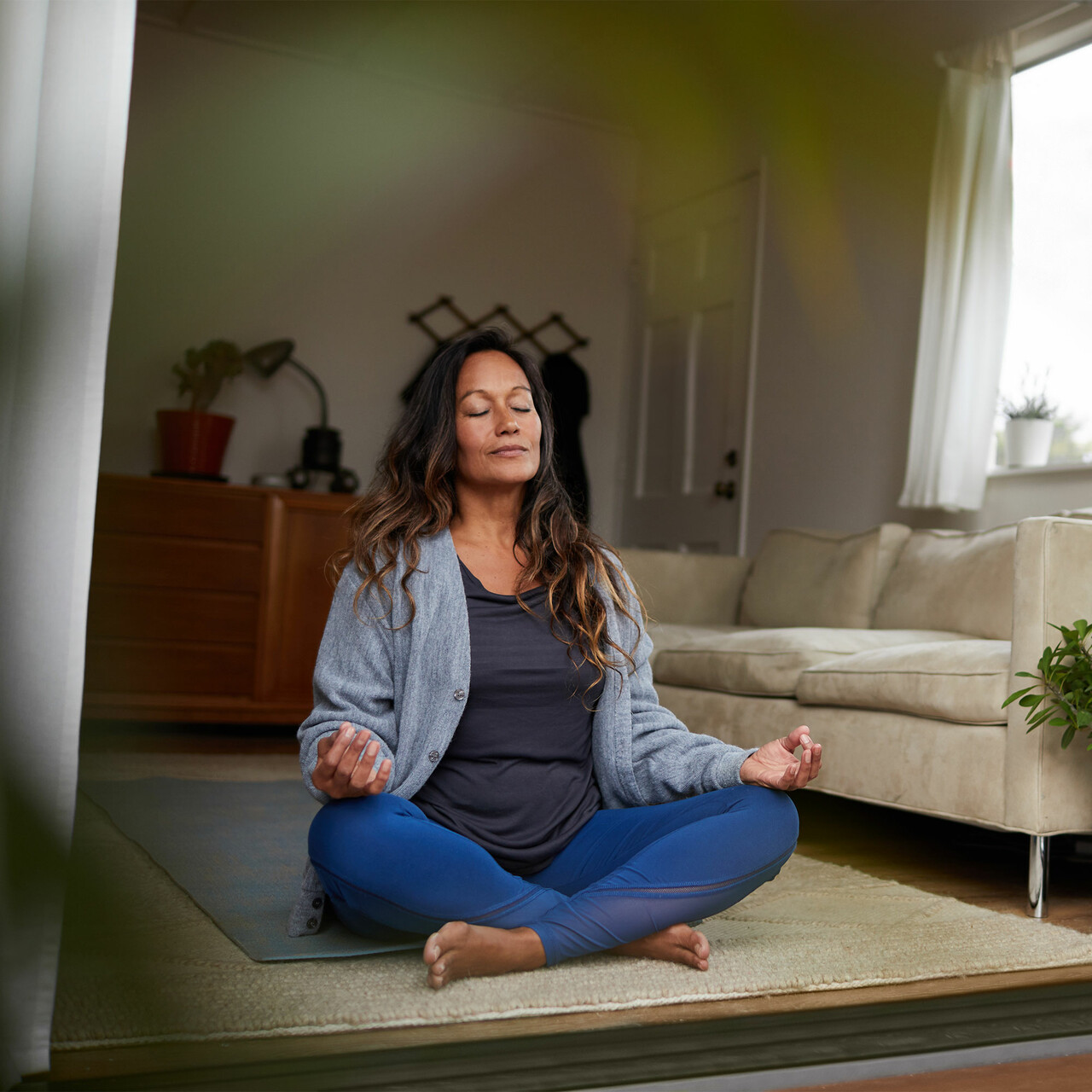 一个女人在家打坐