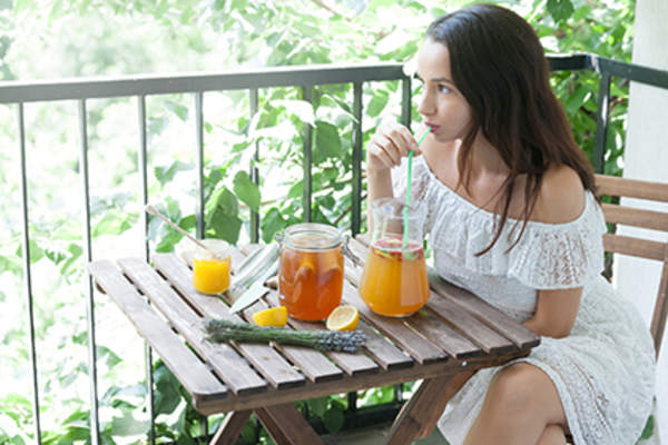 女人喝红茶菌。