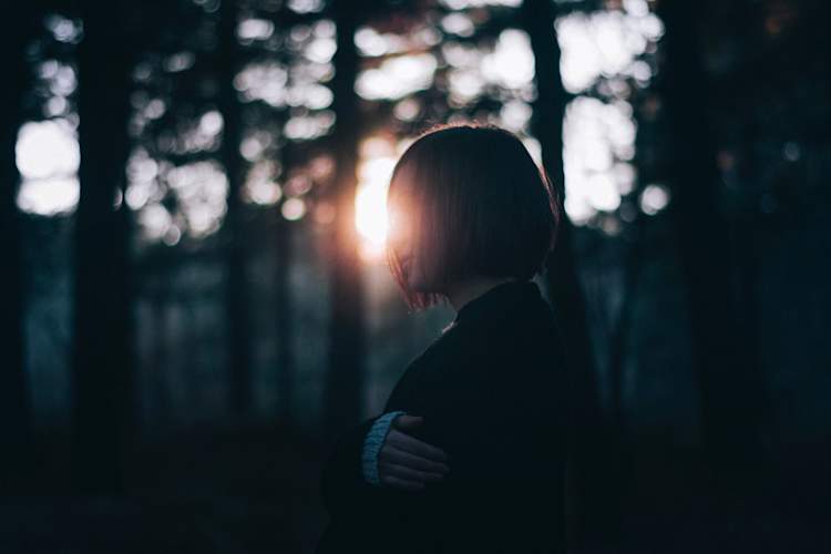 伤心的女人在树林