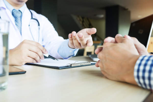 与医生讨论治疗方案。