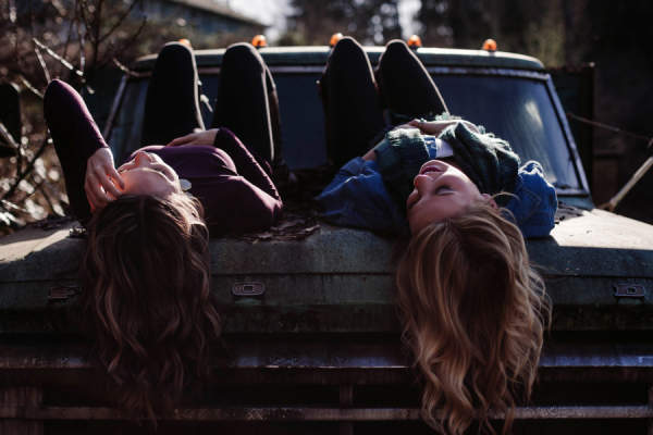 两个年轻女子放下卡车说话