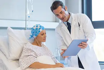 医生向乳腺癌患者展示药片。