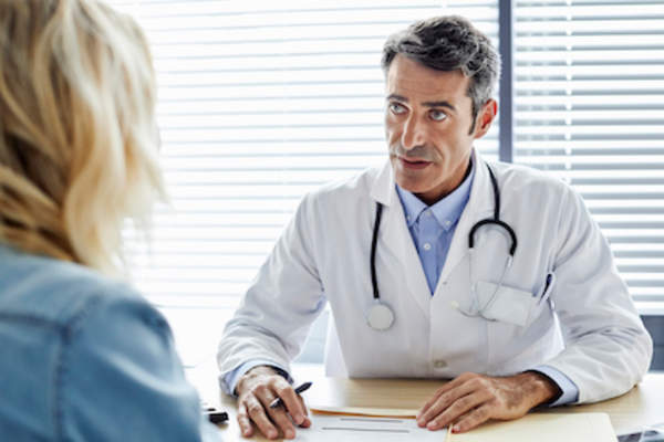 询问医生治疗建议。