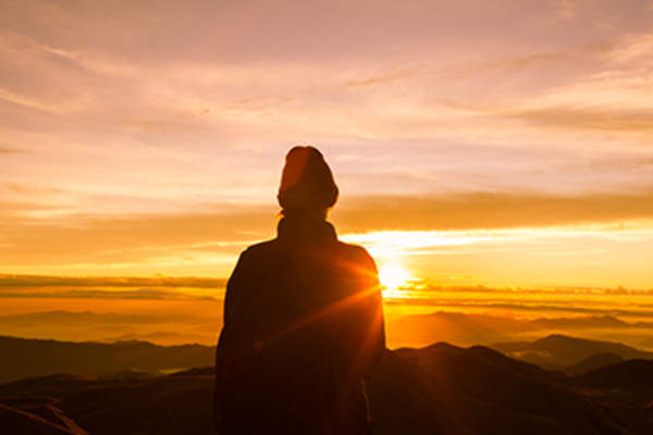 女人享受美丽的日出。