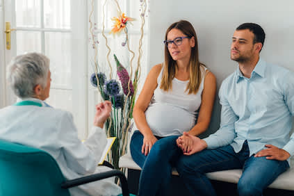 怀孕的夫妇在预产期前和医生谈谈。