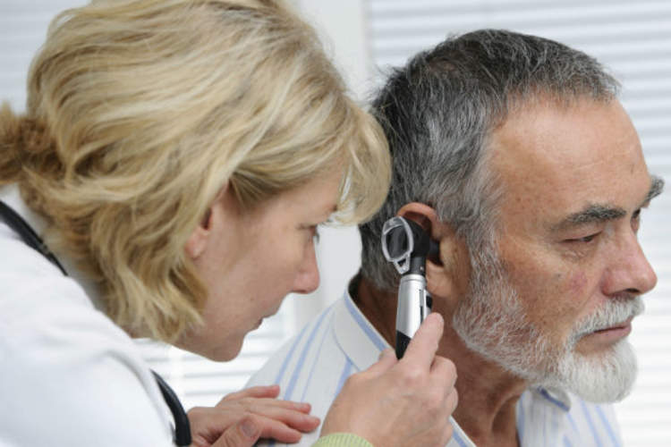 医生检查耳朵耳垢嵌塞