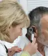 医生检查耳朵是否有耳垢嵌塞