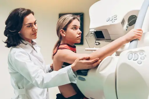 年轻女性正在做乳房x光检查