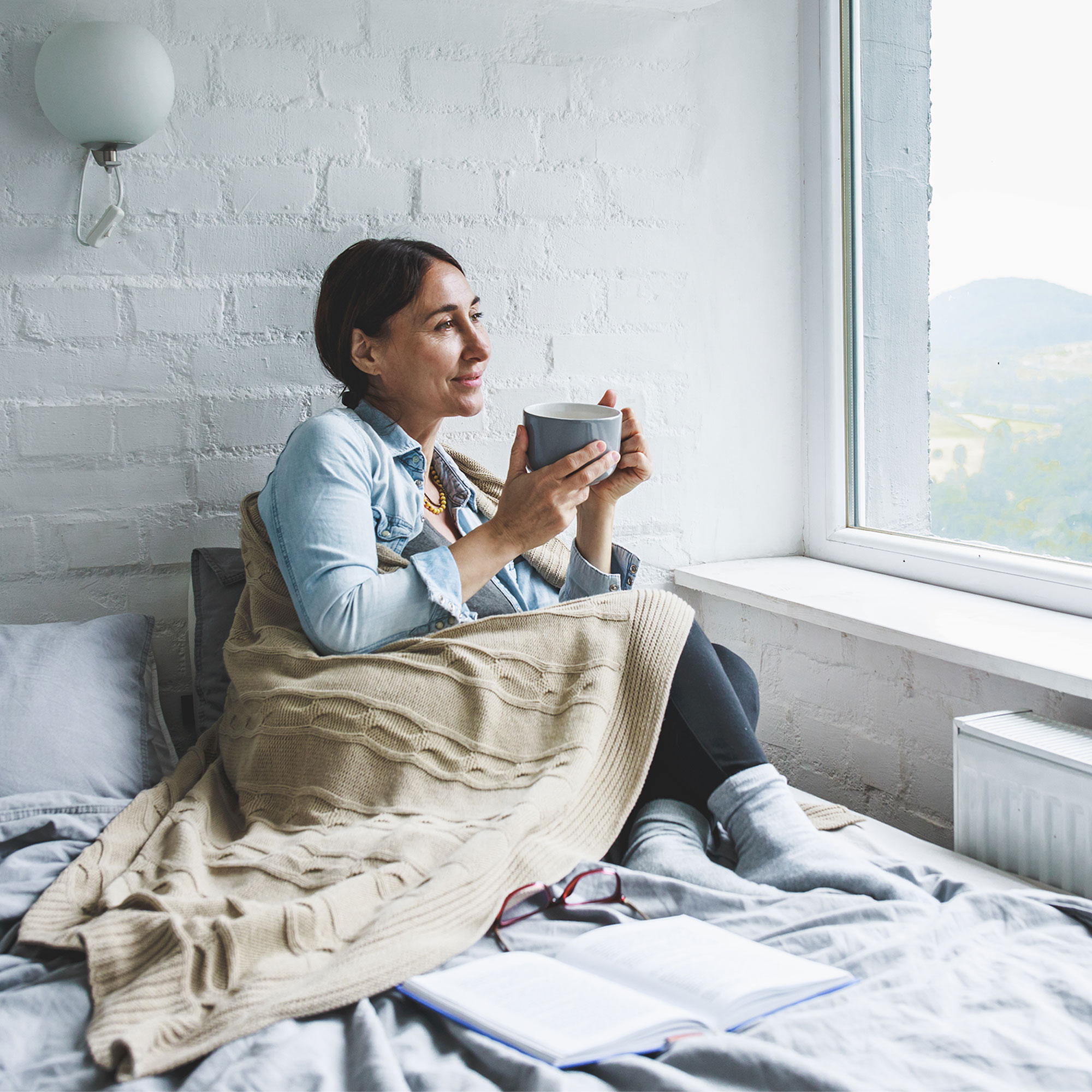 一个女人坐在家里的杯子