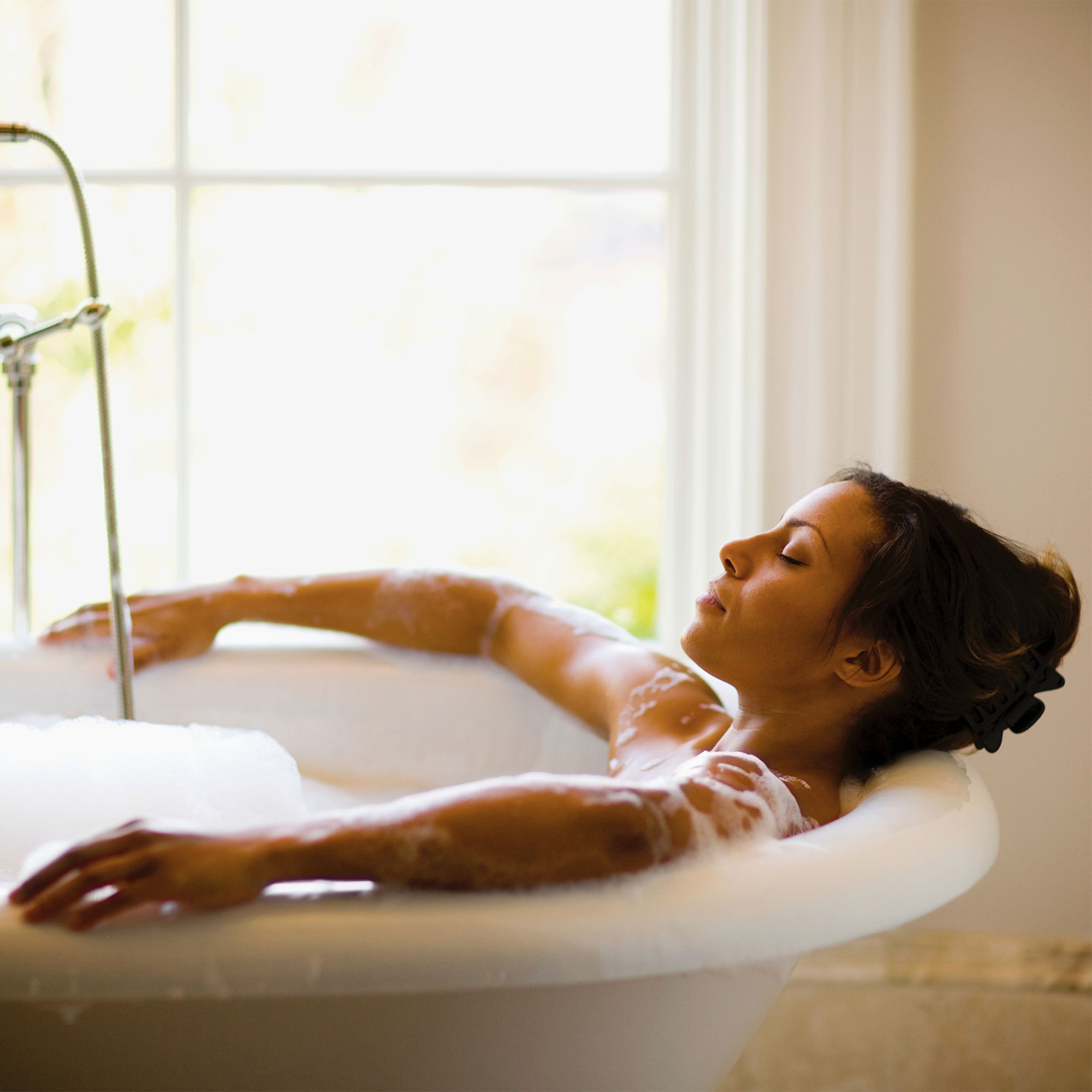 一个女人在浴缸里放松