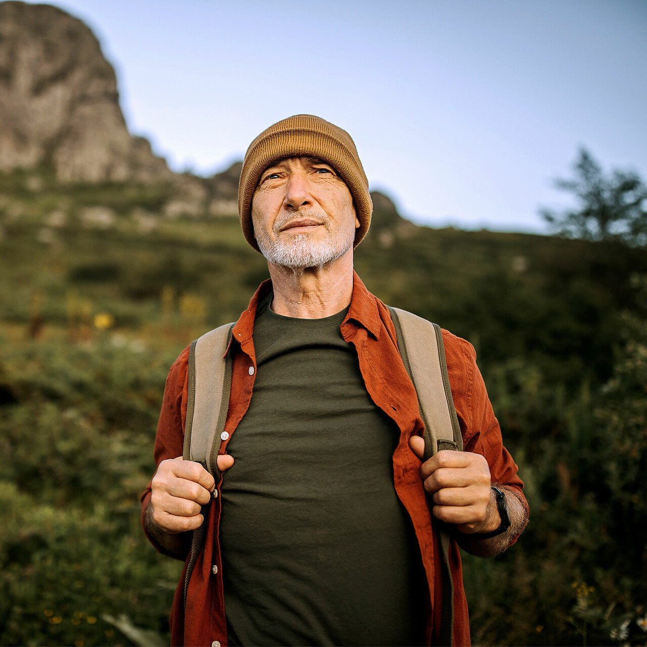 一个人徒步穿过群山