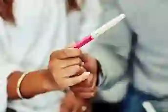 一对夫妇一起拿着验孕棒