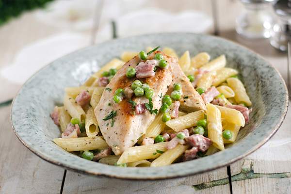 烤鸡肉和意大利面食豌豆。