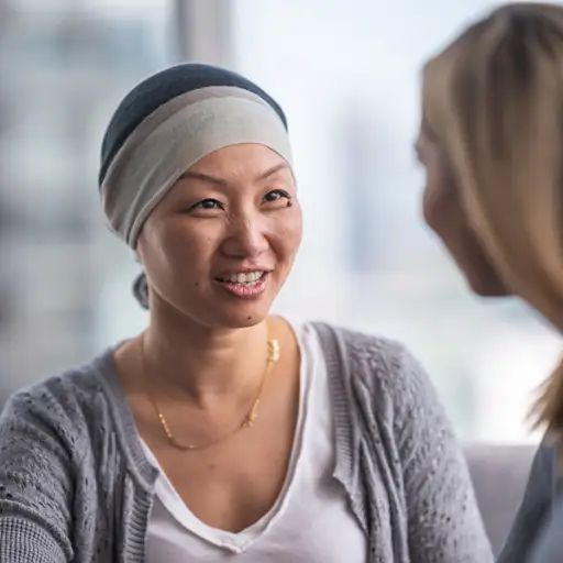 女人谈话与她的肿瘤学家