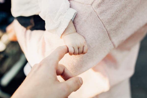 婴儿握着成人的手指